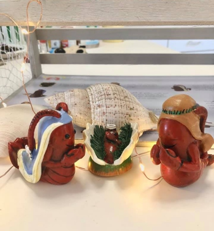 龍蝦版耶穌誕生場景中的聖家。(翻攝自FB@Lobster Nativity Scene）